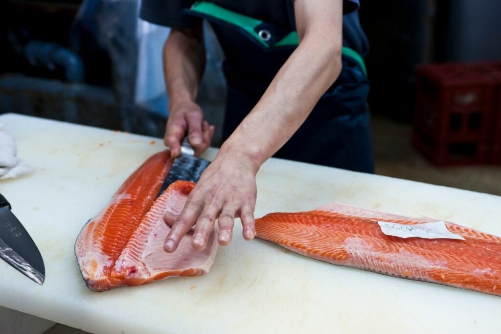 Industrie produits de la mer - Découpe du saumon frais