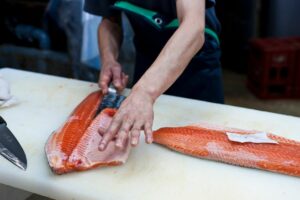 Industrie produits de la mer - Découpe du saumon frais