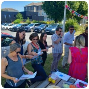Équipe de Loop Dee Science en activité de team building lors d’un pique-nique d’entreprise.