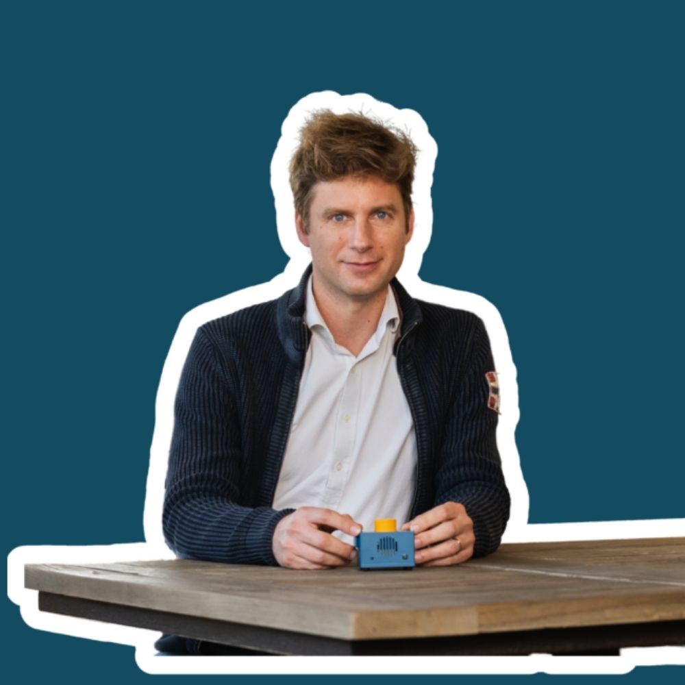 Louis-Marie Rocque, PDG de Loop Dee Science, présentant le LoopiX, automate de détection des pathogènes alimentaires.