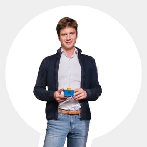 Louis-Marie Rocque, PDG de Loop Dee Science, présentant le LoopiX, produit innovant de l’entreprise.