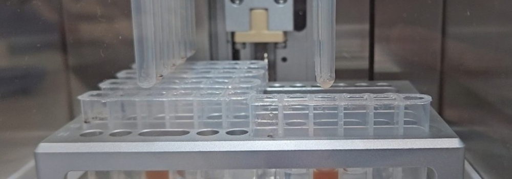 Automate de purification PurifiX®8 en cours de fonctionnement, pour la préparation d'échantillons.